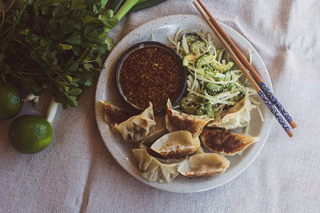 tallrik med dumplings och ätpinnar