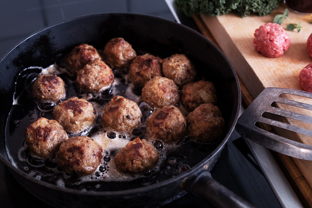 Svenska ekologiska köttbullar stekta i smör